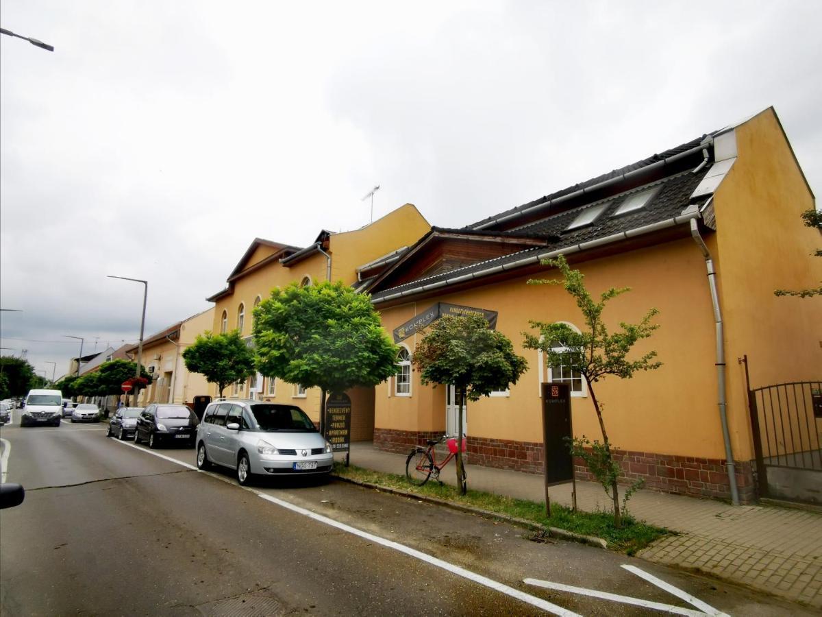 Komplex -Rendezvenytermek-Panzio-Apartman-Irodak- Mateszalka Dış mekan fotoğraf