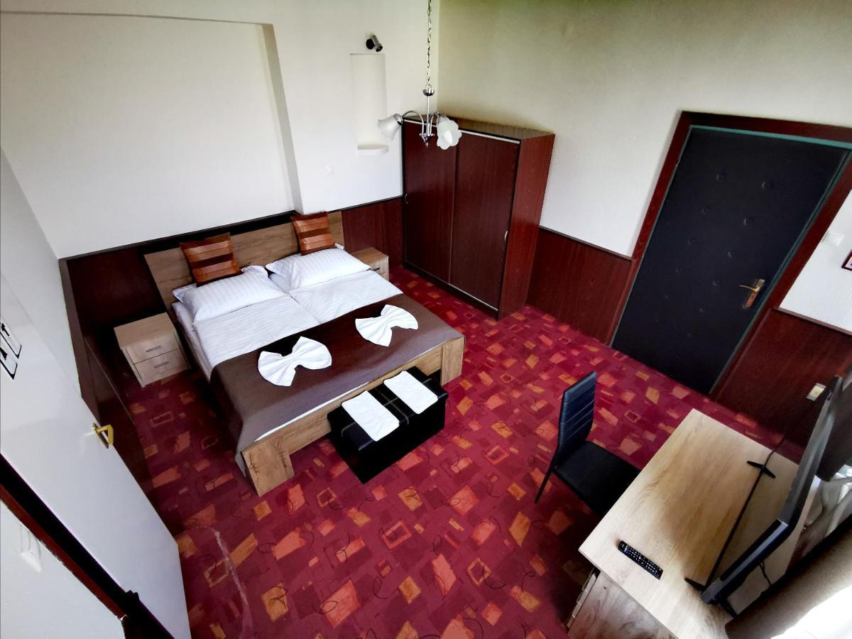 Komplex -Rendezvenytermek-Panzio-Apartman-Irodak- Mateszalka Dış mekan fotoğraf