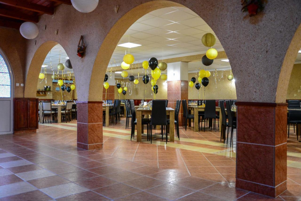 Komplex -Rendezvenytermek-Panzio-Apartman-Irodak- Mateszalka Dış mekan fotoğraf