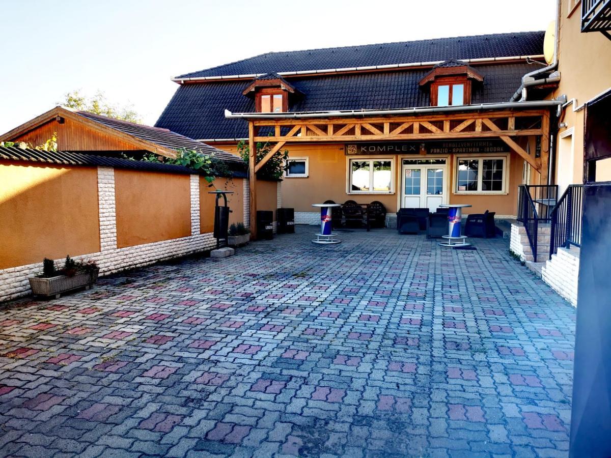 Komplex -Rendezvenytermek-Panzio-Apartman-Irodak- Mateszalka Dış mekan fotoğraf