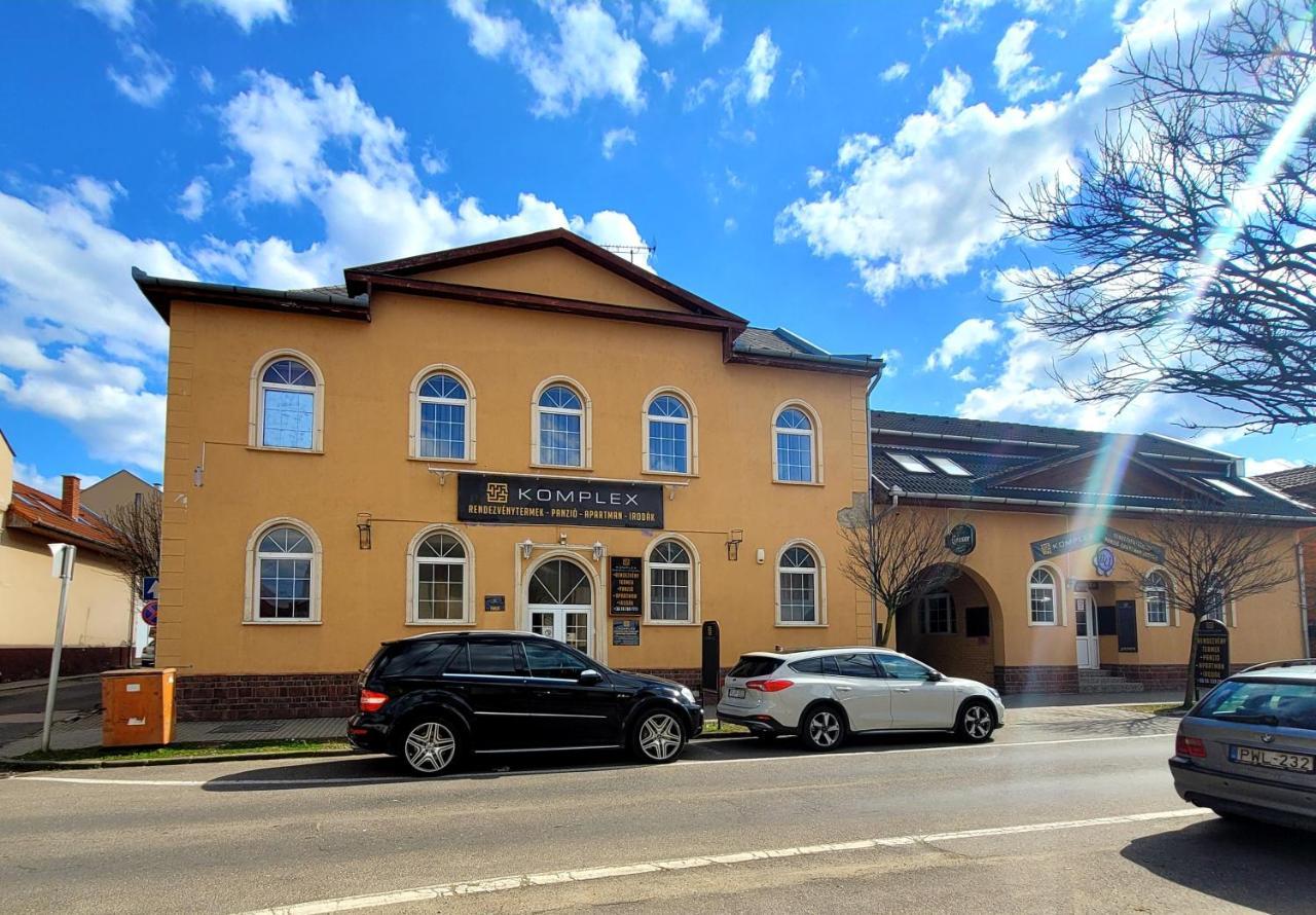 Komplex -Rendezvenytermek-Panzio-Apartman-Irodak- Mateszalka Dış mekan fotoğraf