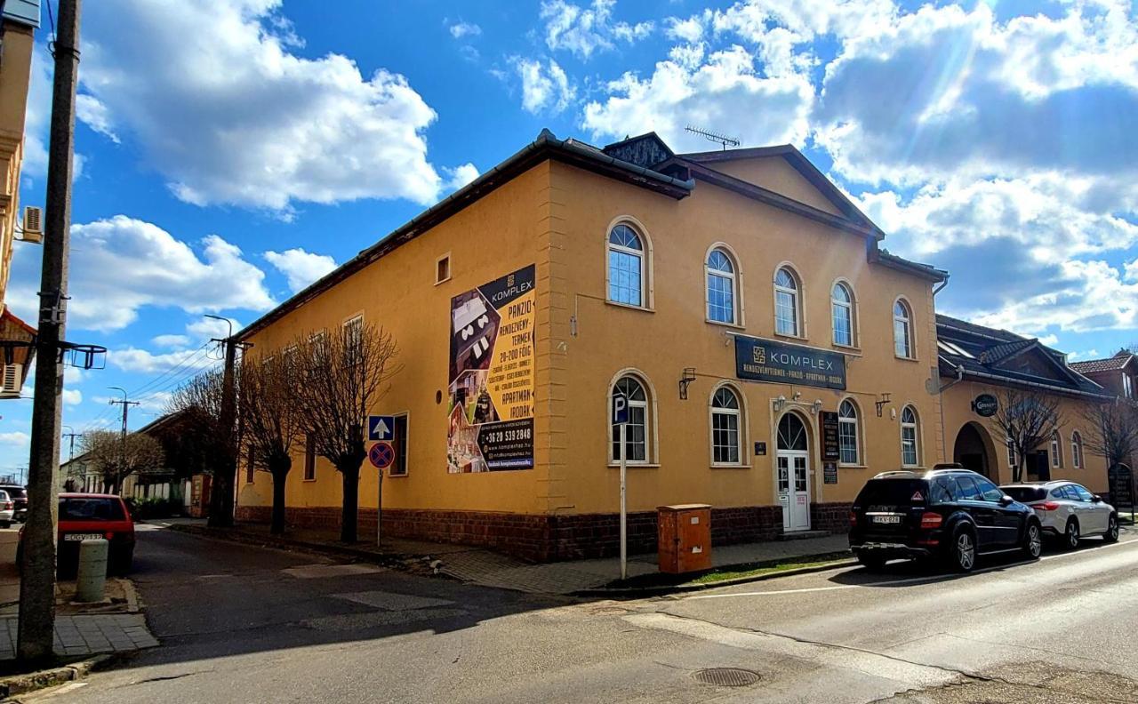 Komplex -Rendezvenytermek-Panzio-Apartman-Irodak- Mateszalka Dış mekan fotoğraf