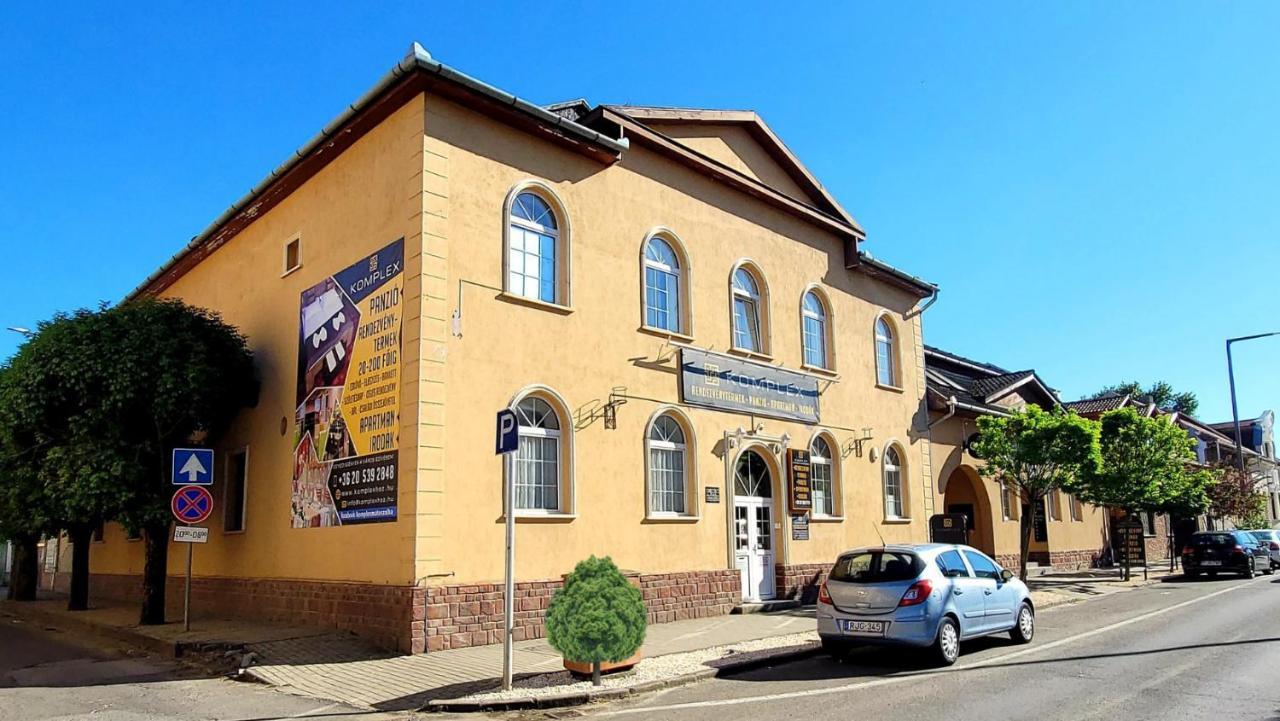 Komplex -Rendezvenytermek-Panzio-Apartman-Irodak- Mateszalka Dış mekan fotoğraf